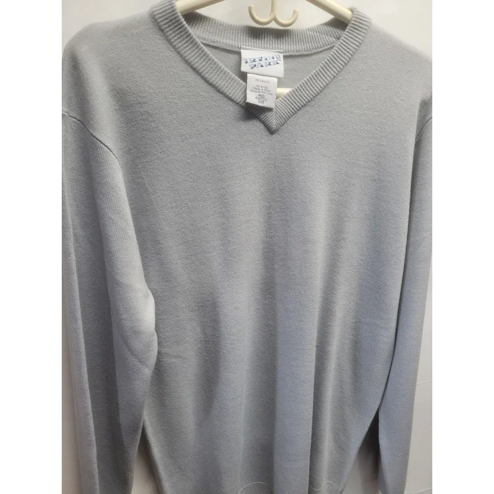 Irvine Park V-Neck Sweater Light Blue Grey Acrylic Knit Pullover Size Medium